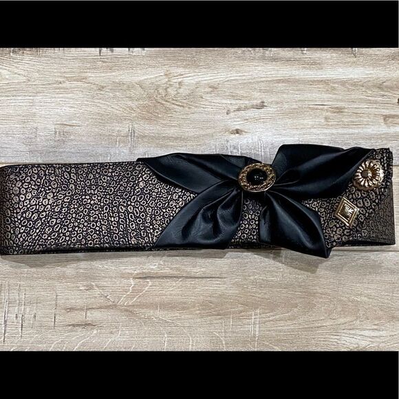VINTAGE 80s Gold Embossed Waist Belt Bow & Buttons - Picture 3 of 11